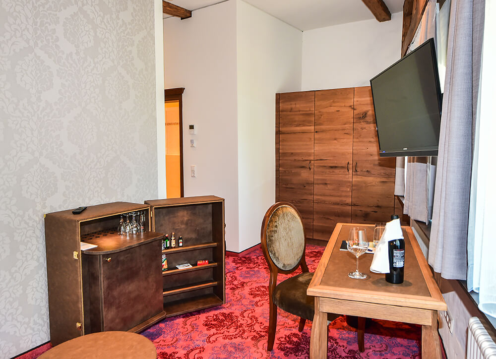 Minibar, Schrank und Schreibtisch im Doppelzimmer Schweiz