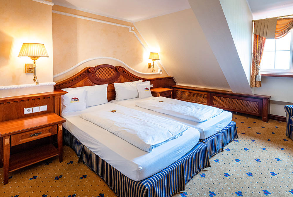 Bett mit Fenster Österreich Doppelzimmer