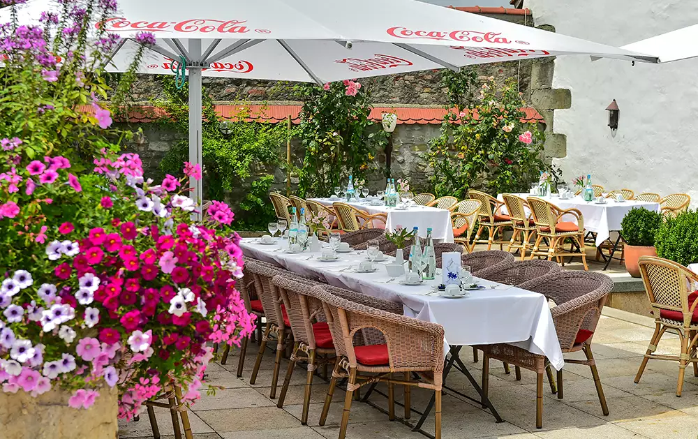 Schlosshotel Stimmung 12 Impressionen von den gedeckten Tischen auf der Terrasse